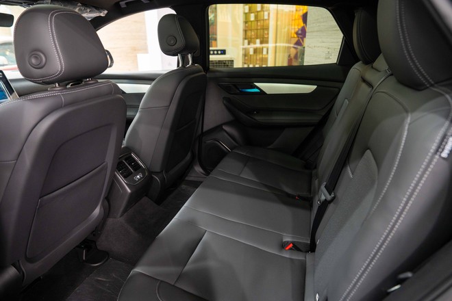 Lộ diện VinFast VF 8 Lux Hỏa Long Độc Bản: Chưa đến 1.000 người có được, 'mạ vàng' nhiều chi tiết- Ảnh 17. Lộ diện VinFast VF 8 Lux Hỏa Long Độc Bản: Chưa đến 1.000 người có được, 'mạ vàng' nhiều chi tiết- Ảnh 17.