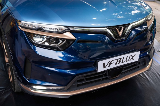 Lộ diện VinFast VF 8 Lux Hỏa Long Độc Bản: Chưa đến 1.000 người có được, 'mạ vàng' nhiều chi tiết- Ảnh 5. Lộ diện VinFast VF 8 Lux Hỏa Long Độc Bản: Chưa đến 1.000 người có được, 'mạ vàng' nhiều chi tiết- Ảnh 5.