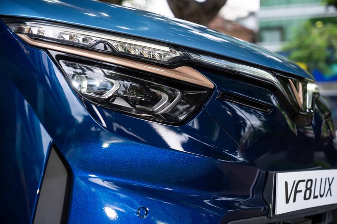 Lộ diện VinFast VF 8 Lux Hỏa Long Độc Bản: Chưa đến 1.000 người có được, 'mạ vàng' nhiều chi tiết- Ảnh 6. Lộ diện VinFast VF 8 Lux Hỏa Long Độc Bản: Chưa đến 1.000 người có được, 'mạ vàng' nhiều chi tiết- Ảnh 6.