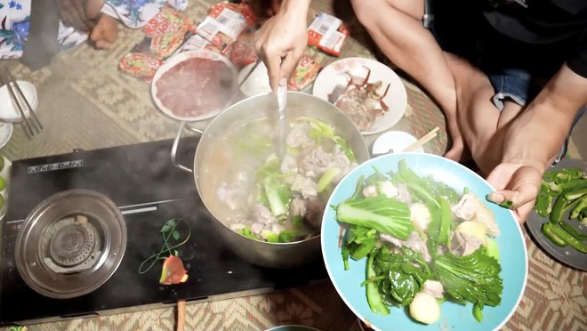 Lẩu gà bò Việt Nam có mặt ở châu Phi, người dân lần đầu thưởng thức đưa ra nhận xét ngỡ ngàng- Ảnh 7. Lẩu gà bò Việt Nam có mặt ở châu Phi, người dân lần đầu thưởng thức đưa ra nhận xét ngỡ ngàng- Ảnh 7.