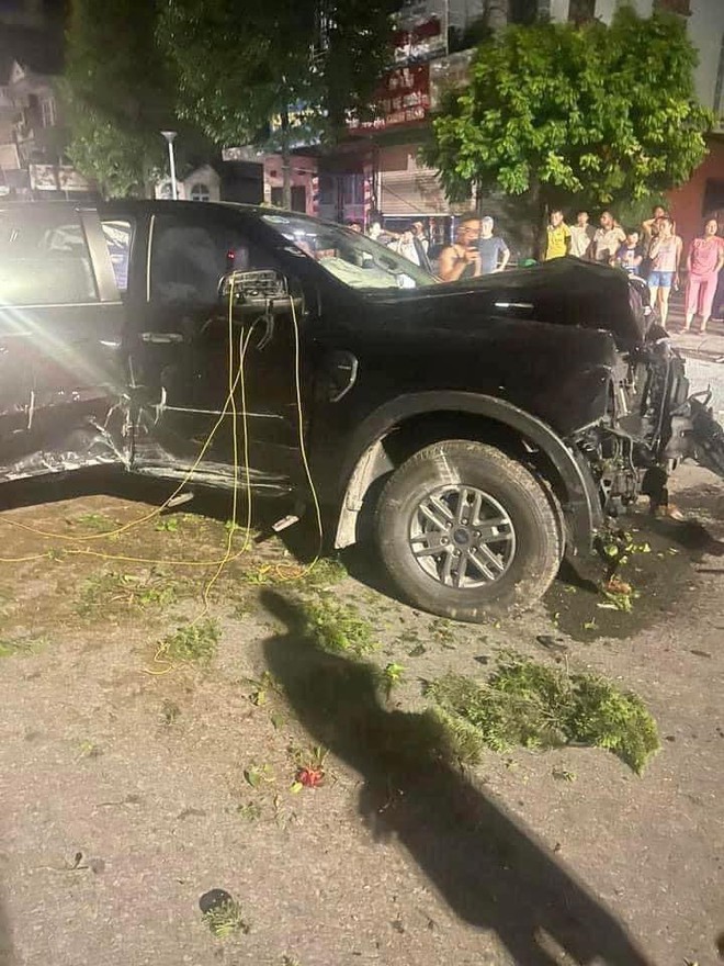 'Vua bán tải' Ford Ranger gặp tai nạn kinh hoàng, CĐM nhìn vào cabin rồi thán: Quá liều lĩnh, dại dột!- Ảnh 2. 'Vua bán tải' Ford Ranger gặp tai nạn kinh hoàng, CĐM nhìn vào cabin rồi thán: Quá liều lĩnh, dại dột!- Ảnh 2.