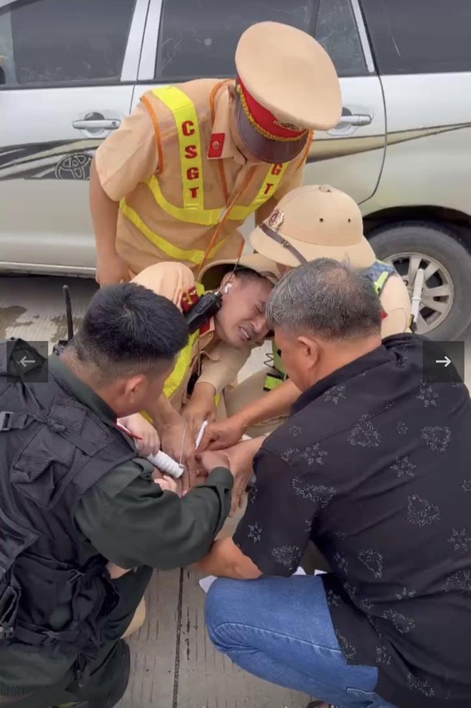 Đại úy CSGT cắn răng chịu đau để cứu sống cháu bé 6 tuổi bị co giật trên cao tốc Cao Bồ - Mai Sơn- Ảnh 3. Đại úy CSGT cắn răng chịu đau để cứu sống cháu bé 6 tuổi bị co giật trên cao tốc Cao Bồ - Mai Sơn- Ảnh 3.