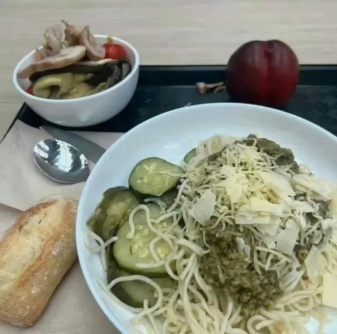 Hài hước Olympic Paris 2024: VĐV than trời vì... thiếu ăn- Ảnh 2. Hài hước Olympic Paris 2024: VĐV than trời vì... thiếu ăn- Ảnh 2.