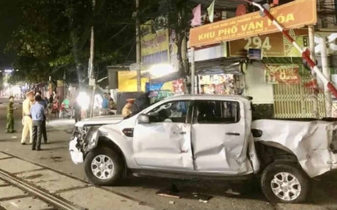 Hiện trường kinh hoàng vụ xe bán tải cố vượt rào chắn, bị tàu hỏa đâm văng khiến 5 người thương vong- Ảnh 4. Hiện trường kinh hoàng vụ xe bán tải cố vượt rào chắn, bị tàu hỏa đâm văng khiến 5 người thương vong- Ảnh 4.
