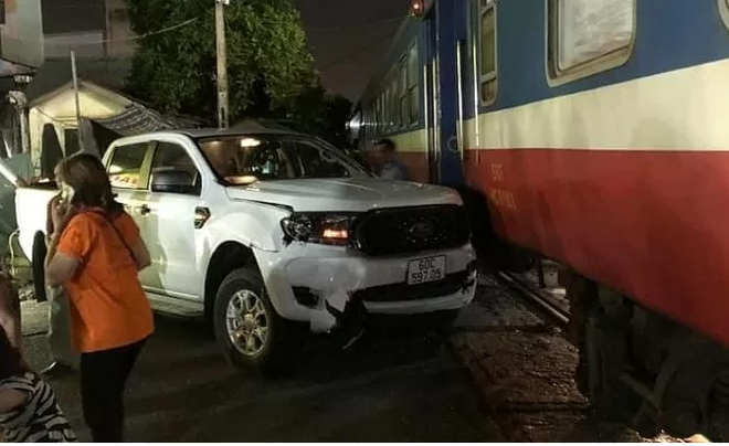 Hiện trường kinh hoàng vụ xe bán tải cố vượt rào chắn, bị tàu hỏa đâm văng khiến 5 người thương vong- Ảnh 3. Hiện trường kinh hoàng vụ xe bán tải cố vượt rào chắn, bị tàu hỏa đâm văng khiến 5 người thương vong- Ảnh 3.