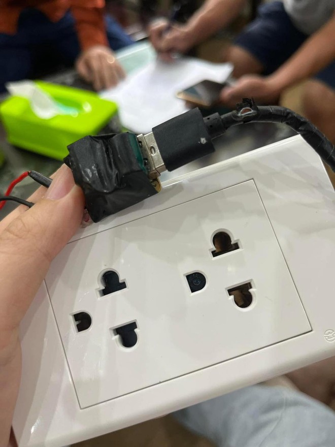 Lại thêm vụ gắn camera quay lén ở nhà trọ Cầu Giấy: Phát hiện nhờ một chi tiết bất thường- Ảnh 4. Lại thêm vụ gắn camera quay lén ở nhà trọ Cầu Giấy: Phát hiện nhờ một chi tiết bất thường- Ảnh 4.