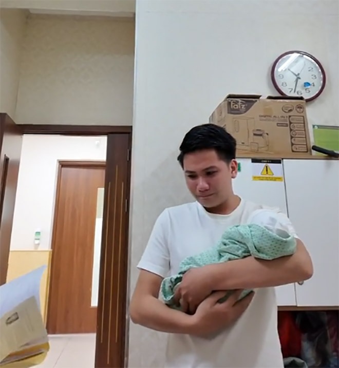 Vợ bầu bất ngờ lâm trọng bệnh, chồng kề bên 15 tiếng/ngày: 90 ngày tạo nên điều kỳ diệu- Ảnh 10. Vợ bầu bất ngờ lâm trọng bệnh, chồng kề bên 15 tiếng/ngày: 90 ngày tạo nên điều kỳ diệu- Ảnh 10.