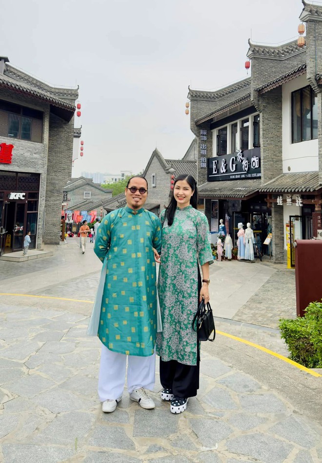 Vợ danh hài Việt nổi tiếng: Đẻ 5 con, nhan sắc nóng bỏng, ở nhà dát vàng chồng vẫn nói thiệt thòi- Ảnh 3. Vợ danh hài Việt nổi tiếng: Đẻ 5 con, nhan sắc nóng bỏng, ở nhà dát vàng chồng vẫn nói thiệt thòi- Ảnh 3.