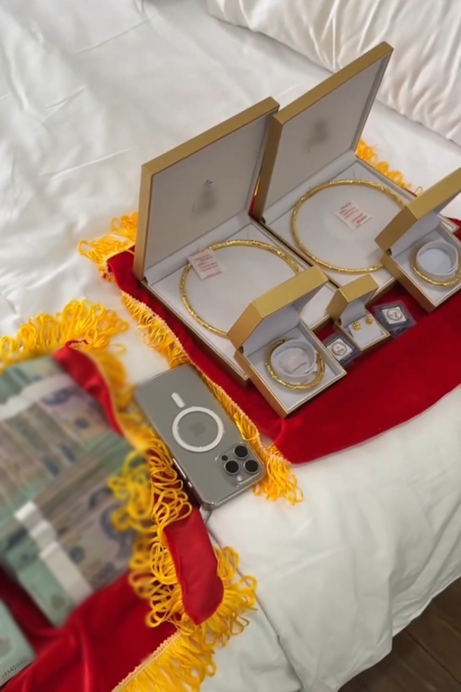 Đám cưới "hot" nhất Đà Nẵng: Mẹ vợ trao hồi môn 200 tỷ nhưng phản ứng chú rể mới gây chú ý - Ảnh 2. Đám cưới "hot" nhất Đà Nẵng: Mẹ vợ trao hồi môn 200 tỷ nhưng phản ứng chú rể mới gây chú ý - Ảnh 2.