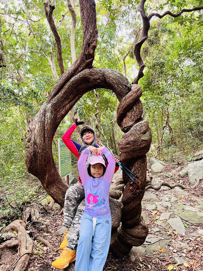 Bà ngoại U70 lái xe máy gần 1000km, quyết đưa cháu đi "phượt" mặc những lời can ngăn- Ảnh 6. Bà ngoại U70 lái xe máy gần 1000km, quyết đưa cháu đi "phượt" mặc những lời can ngăn- Ảnh 6.