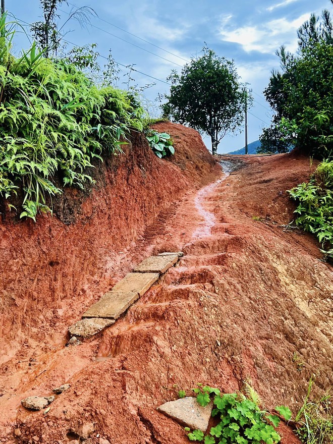 Bà ngoại U70 lái xe máy gần 1000km, quyết đưa cháu đi "phượt" mặc những lời can ngăn- Ảnh 3.