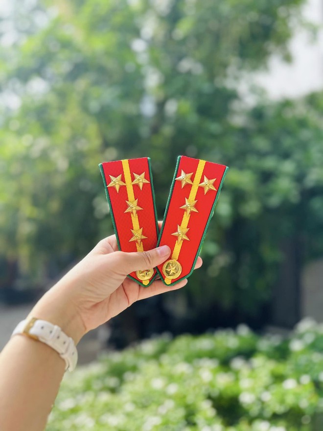 Nàng "Vàng Anh" đình đám vừa được thăng hàm đại úy ở tuổi 39: Ngày càng trẻ đẹp, viên mãn đáng ngưỡng mộ- Ảnh 2. Nàng "Vàng Anh" đình đám vừa được thăng hàm đại úy ở tuổi 39: Ngày càng trẻ đẹp, viên mãn đáng ngưỡng mộ - Ảnh 2.