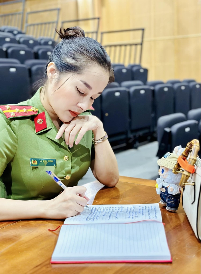 Nàng "Vàng Anh" đình đám vừa được thăng hàm đại úy ở tuổi 39: Ngày càng trẻ đẹp, viên mãn đáng ngưỡng mộ- Ảnh 1. Nàng "Vàng Anh" đình đám vừa được thăng hàm đại úy ở tuổi 39: Ngày càng trẻ đẹp, viên mãn đáng ngưỡng mộ - Ảnh 1.