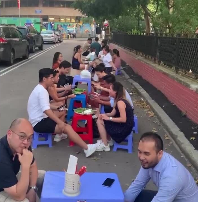 Khách Tây bất ngờ khi ăn bánh mỳ ở nước ngoài, nhận xét: "Không thể tin được đây là cách họ làm ra nó"- Ảnh 9. Khách Tây bất ngờ khi ăn bánh mỳ ở nước ngoài, nhận xét: "Không thể tin được đây là cách họ làm ra nó"- Ảnh 9.