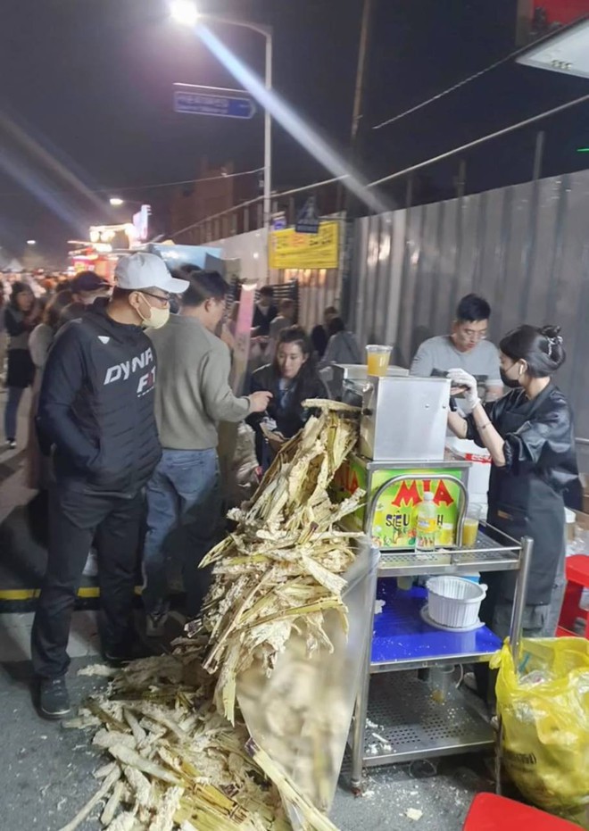 Khách Tây bất ngờ khi ăn bánh mỳ ở nước ngoài, nhận xét: "Không thể tin được đây là cách họ làm ra nó"- Ảnh 11. Khách Tây bất ngờ khi ăn bánh mỳ ở nước ngoài, nhận xét: "Không thể tin được đây là cách họ làm ra nó"- Ảnh 11.