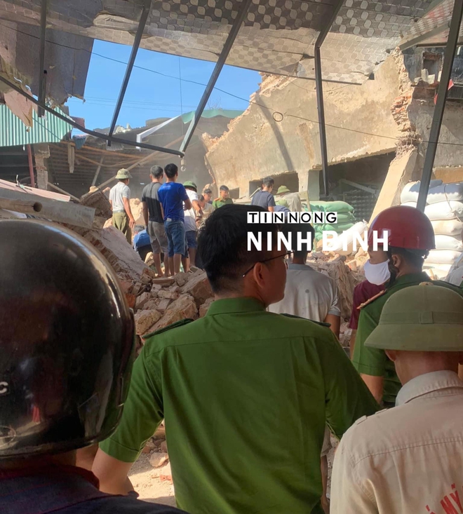 Sập nhà kho ở Ninh Bình: Nhiều người bị vùi lấp giữa đống đổ nát- Ảnh 1. Sập nhà kho ở Ninh Bình: Nhiều người bị vùi lấp giữa đống đổ nát- Ảnh 1.