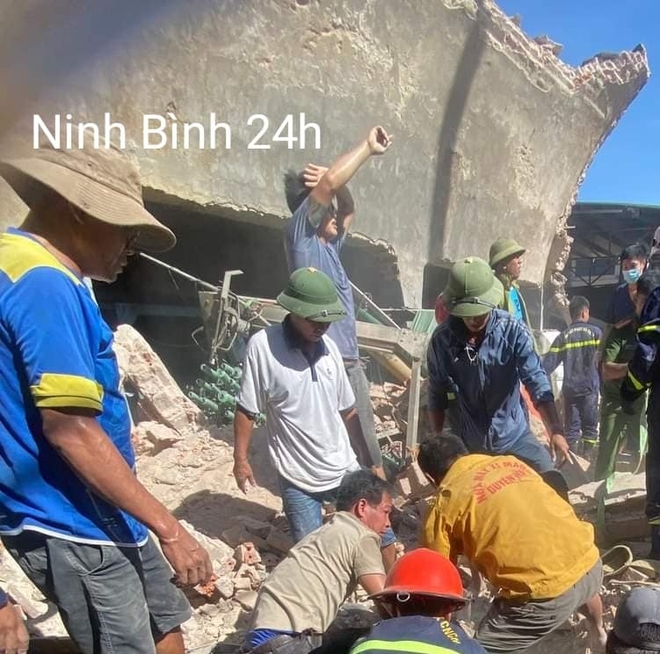 Sập nhà kho ở Ninh Bình: Nhiều người bị vùi lấp giữa đống đổ nát- Ảnh 2. Sập nhà kho ở Ninh Bình: Nhiều người bị vùi lấp giữa đống đổ nát- Ảnh 2.