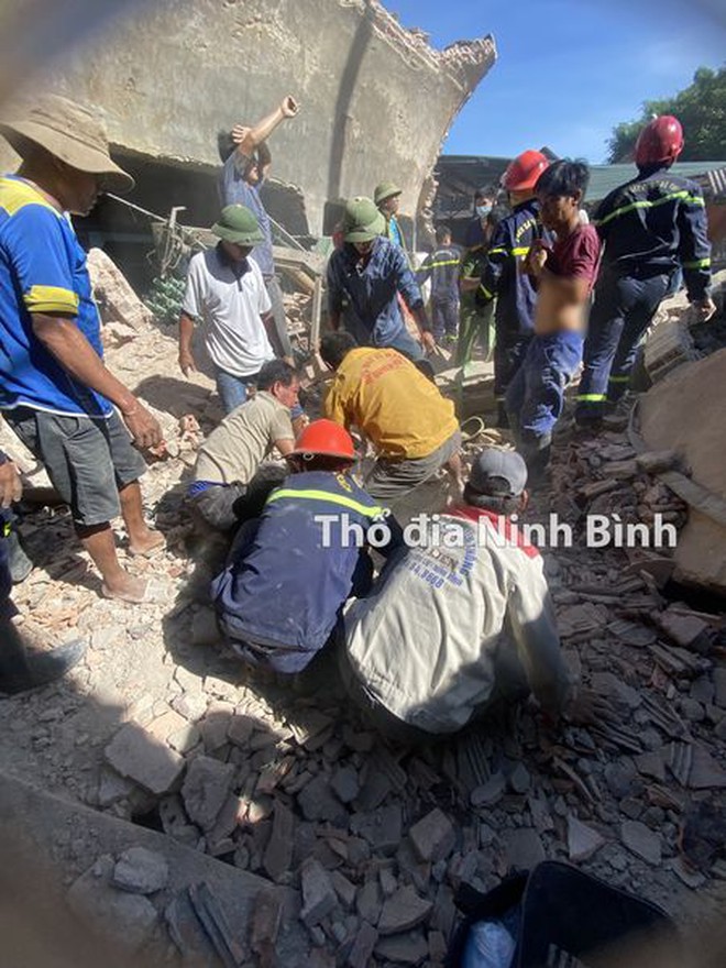 Sập nhà kho ở Ninh Bình: Nhiều người bị vùi lấp giữa đống đổ nát- Ảnh 3. Sập nhà kho ở Ninh Bình: Nhiều người bị vùi lấp giữa đống đổ nát- Ảnh 3.