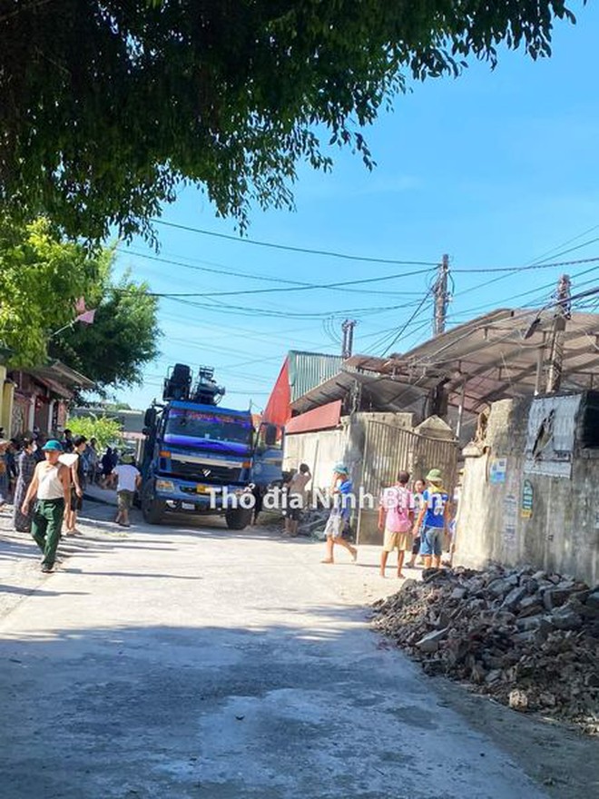 Sập nhà kho ở Ninh Bình: Nhiều người bị vùi lấp giữa đống đổ nát- Ảnh 4.