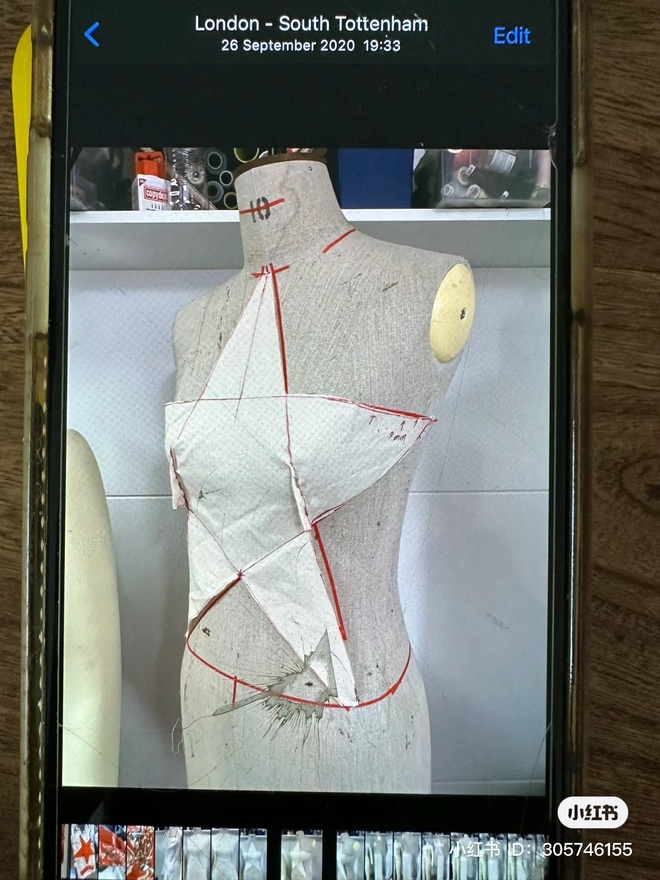 Lisa nhận “gạch đá” tưng bừng giữa nghi vấn đạo nhái: Ra riêng rồi vẫn mang phong cách giao tiếp kiểu YG- Ảnh 6. Lisa nhận “gạch đá” tưng bừng giữa nghi vấn đạo nhái: Ra riêng rồi vẫn mang phong cách giao tiếp kiểu YG- Ảnh 6.