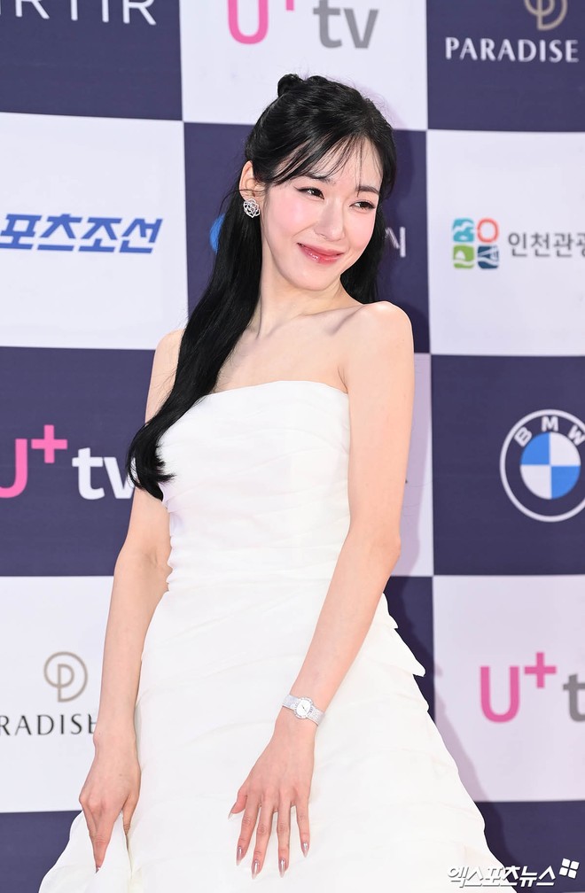 Siêu thảm đỏ Rồng Xanh: Yoona - Tiffany hóa công chúa đọ sắc Park Bo Young hack tuổi, Ryu Jun Yeol tái xuất sau ồn ào với Han So Hee- Ảnh 9. Siêu thảm đỏ Rồng Xanh: Yoona - Tiffany hóa công chúa đọ sắc Park Bo Young hack tuổi, Ryu Jun Yeol tái xuất sau ồn ào với Han So Hee- Ảnh 9.