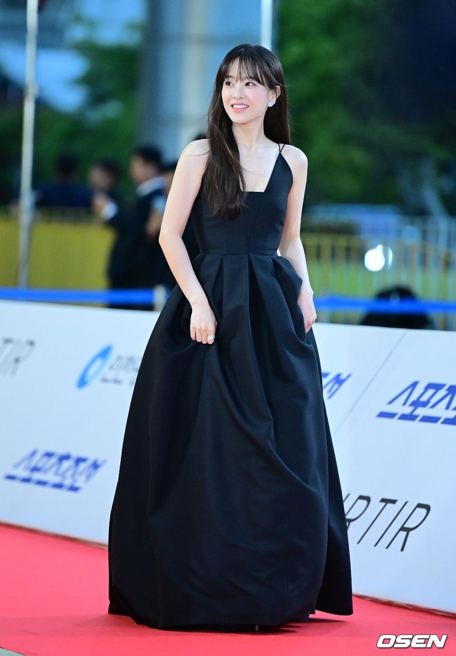Siêu thảm đỏ Rồng Xanh: Yoona - Tiffany hóa công chúa đọ sắc Park Bo Young hack tuổi, Ryu Jun Yeol tái xuất sau ồn ào với Han So Hee- Ảnh 11. Siêu thảm đỏ Rồng Xanh: Yoona - Tiffany hóa công chúa đọ sắc Park Bo Young hack tuổi, Ryu Jun Yeol tái xuất sau ồn ào với Han So Hee- Ảnh 11.