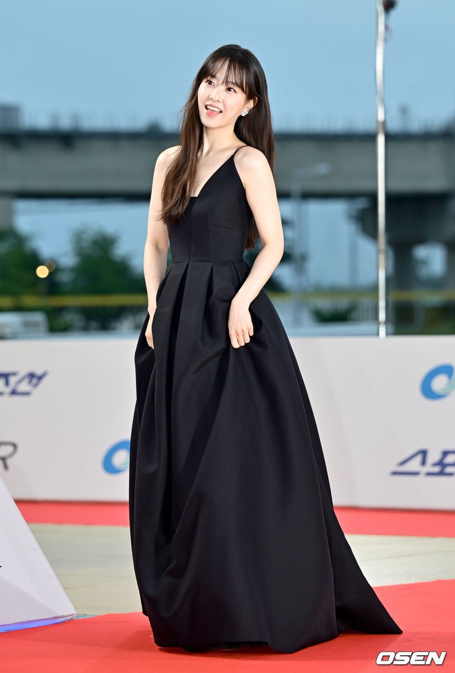 Siêu thảm đỏ Rồng Xanh: Yoona - Tiffany hóa công chúa đọ sắc Park Bo Young hack tuổi, Ryu Jun Yeol tái xuất sau ồn ào với Han So Hee- Ảnh 10. Siêu thảm đỏ Rồng Xanh: Yoona - Tiffany hóa công chúa đọ sắc Park Bo Young hack tuổi, Ryu Jun Yeol tái xuất sau ồn ào với Han So Hee- Ảnh 10.