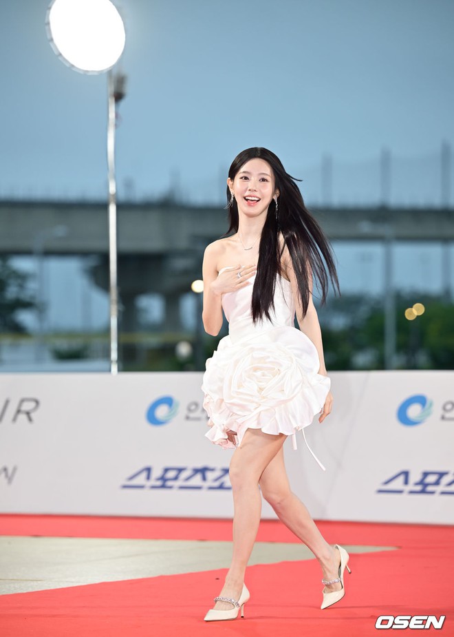 Siêu thảm đỏ Rồng Xanh: Yoona - Tiffany hóa công chúa đọ sắc Park Bo Young hack tuổi, Ryu Jun Yeol tái xuất sau ồn ào với Han So Hee- Ảnh 21. Siêu thảm đỏ Rồng Xanh: Yoona - Tiffany hóa công chúa đọ sắc Park Bo Young hack tuổi, Ryu Jun Yeol tái xuất sau ồn ào với Han So Hee- Ảnh 21.