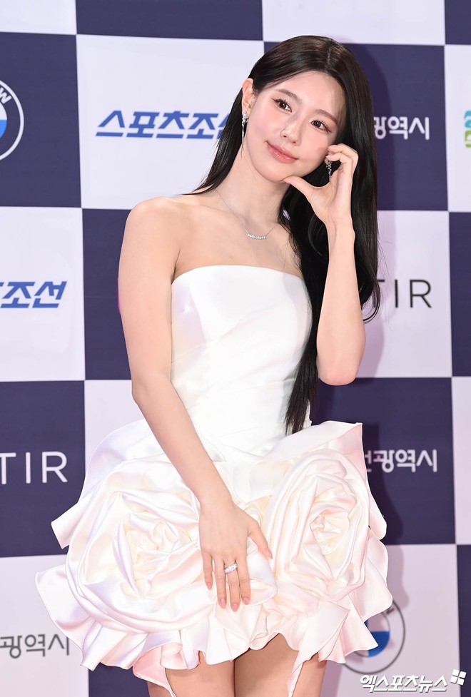 Siêu thảm đỏ Rồng Xanh: Yoona - Tiffany hóa công chúa đọ sắc Park Bo Young hack tuổi, Ryu Jun Yeol tái xuất sau ồn ào với Han So Hee- Ảnh 23. Siêu thảm đỏ Rồng Xanh: Yoona - Tiffany hóa công chúa đọ sắc Park Bo Young hack tuổi, Ryu Jun Yeol tái xuất sau ồn ào với Han So Hee- Ảnh 23.