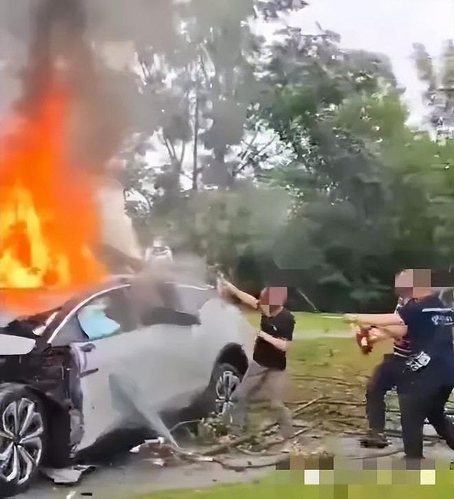 Khoảnh khắc kinh hoàng: Nữ tài xế mất lái, xe sang bốc cháy thành tro trong phút chốc- Ảnh 3. Khoảnh khắc kinh hoàng: Nữ tài xế mất lái, xe sang bốc cháy thành tro trong phút chốc- Ảnh 3.