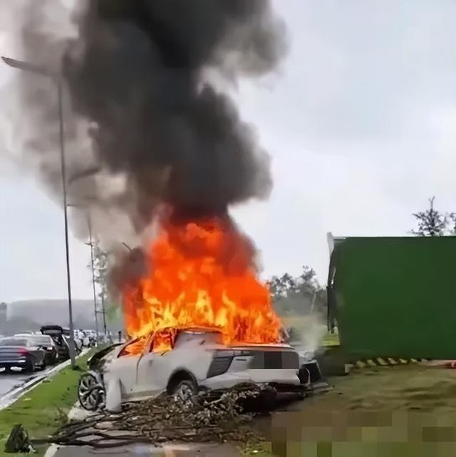 Khoảnh khắc kinh hoàng: Nữ tài xế mất lái, xe sang bốc cháy thành tro trong phút chốc- Ảnh 2. Khoảnh khắc kinh hoàng: Nữ tài xế mất lái, xe sang bốc cháy thành tro trong phút chốc- Ảnh 2.