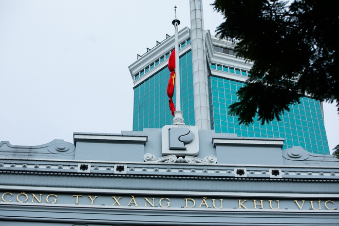 Các tòa nhà, đường phố ở TP.HCM treo cờ rủ tưởng niệm Tổng Bí thư Nguyễn Phú Trọng- Ảnh 8. Các tòa nhà, đường phố ở TP.HCM treo cờ rủ tưởng niệm Tổng Bí thư Nguyễn Phú Trọng- Ảnh 8.