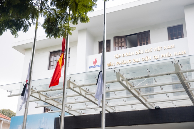 Các tòa nhà, đường phố ở TP.HCM treo cờ rủ tưởng niệm Tổng Bí thư Nguyễn Phú Trọng- Ảnh 9. Các tòa nhà, đường phố ở TP.HCM treo cờ rủ tưởng niệm Tổng Bí thư Nguyễn Phú Trọng- Ảnh 9.