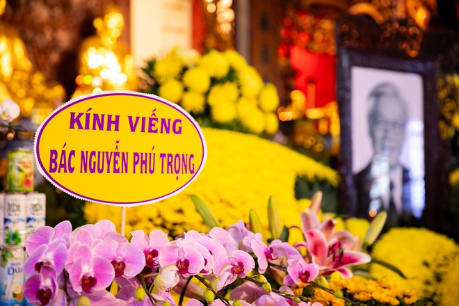 Người dân TP.HCM bật khóc trước di ảnh Tổng Bí thư Nguyễn Phú Trọng tại chùa Vĩnh Nghiêm- Ảnh 8. Người dân TP.HCM bật khóc trước di ảnh Tổng Bí thư Nguyễn Phú Trọng tại chùa Vĩnh Nghiêm- Ảnh 8.