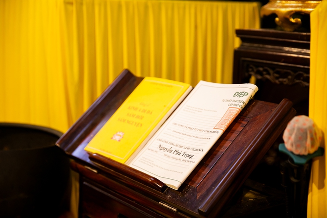 Người dân TP.HCM bật khóc trước di ảnh Tổng Bí thư Nguyễn Phú Trọng tại chùa Vĩnh Nghiêm- Ảnh 7. Người dân TP.HCM bật khóc trước di ảnh Tổng Bí thư Nguyễn Phú Trọng tại chùa Vĩnh Nghiêm- Ảnh 7.