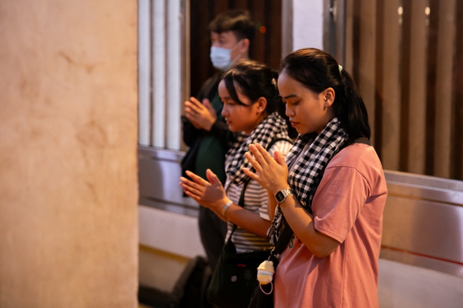 Người dân TP.HCM bật khóc trước di ảnh Tổng Bí thư Nguyễn Phú Trọng tại chùa Vĩnh Nghiêm- Ảnh 5. Người dân TP.HCM bật khóc trước di ảnh Tổng Bí thư Nguyễn Phú Trọng tại chùa Vĩnh Nghiêm- Ảnh 5.