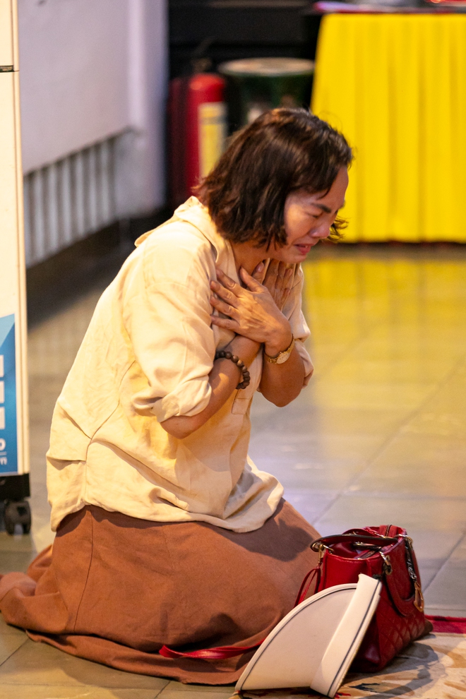 Người dân TP.HCM bật khóc trước di ảnh Tổng Bí thư Nguyễn Phú Trọng tại chùa Vĩnh Nghiêm- Ảnh 3. Người dân TP.HCM bật khóc trước di ảnh Tổng Bí thư Nguyễn Phú Trọng tại chùa Vĩnh Nghiêm- Ảnh 3.