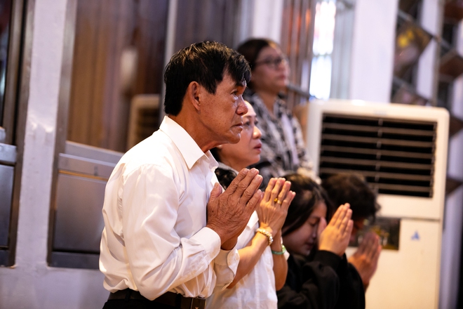 Người dân TP.HCM bật khóc trước di ảnh Tổng Bí thư Nguyễn Phú Trọng tại chùa Vĩnh Nghiêm- Ảnh 4. Người dân TP.HCM bật khóc trước di ảnh Tổng Bí thư Nguyễn Phú Trọng tại chùa Vĩnh Nghiêm- Ảnh 4.