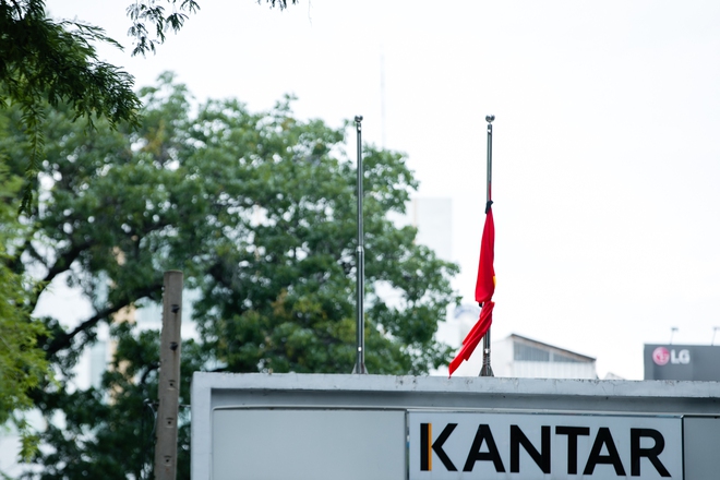 Các tòa nhà, đường phố ở TP.HCM treo cờ rủ tưởng niệm Tổng Bí thư Nguyễn Phú Trọng- Ảnh 12. Các tòa nhà, đường phố ở TP.HCM treo cờ rủ tưởng niệm Tổng Bí thư Nguyễn Phú Trọng- Ảnh 12.