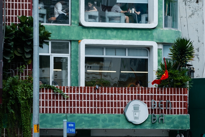 Các tòa nhà, đường phố ở TP.HCM treo cờ rủ tưởng niệm Tổng Bí thư Nguyễn Phú Trọng- Ảnh 13. Các tòa nhà, đường phố ở TP.HCM treo cờ rủ tưởng niệm Tổng Bí thư Nguyễn Phú Trọng- Ảnh 13.