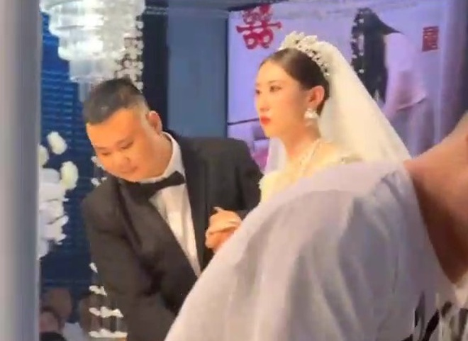 Bị xịt sâm panh vào mặt giữa đám cưới, cô dâu có hành động lên thẳng hot search- Ảnh 4. Bị xịt sâm panh vào mặt giữa đám cưới, cô dâu có hành động lên thẳng hot search- Ảnh 4.