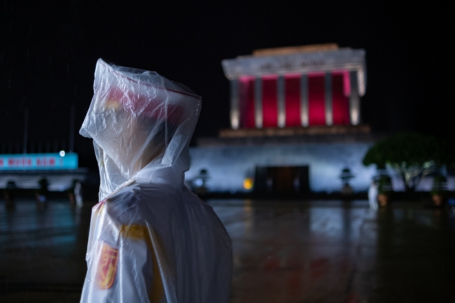 Lễ hạ cờ trong mưa trước ngày Quốc tang Tổng Bí thư Nguyễn Phú Trọng- Ảnh 9. Lễ hạ cờ trong mưa trước ngày Quốc tang Tổng Bí thư Nguyễn Phú Trọng- Ảnh 9.