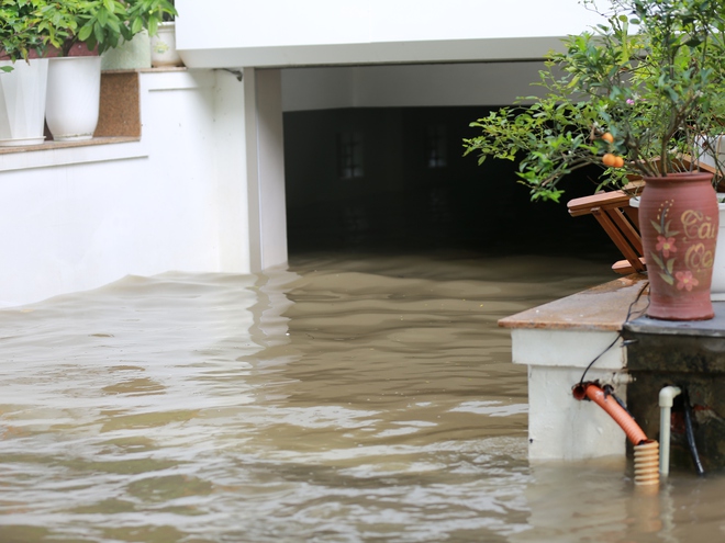 Trời hửng nắng, nhiều tuyến đường ở Hà Nội vẫn ngập sâu, người dân dùng tấm chắn để ngăn nước tràn vào nhà- Ảnh 5. Trời hửng nắng, nhiều tuyến đường ở Hà Nội vẫn ngập sâu, người dân dùng tấm chắn để ngăn nước tràn vào nhà- Ảnh 5.