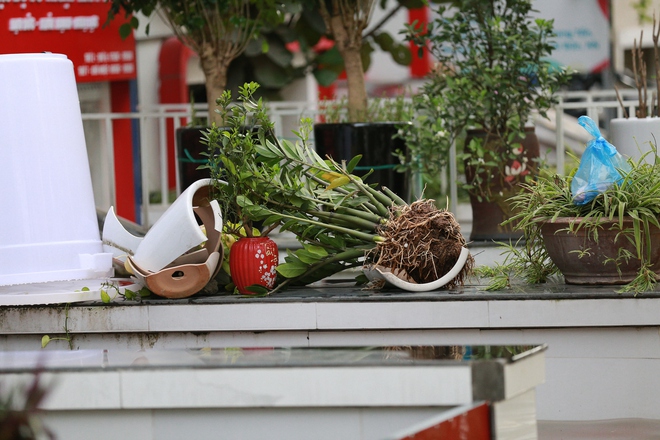 Trời hửng nắng, nhiều tuyến đường ở Hà Nội vẫn ngập sâu, người dân dùng tấm chắn để ngăn nước tràn vào nhà- Ảnh 8. Trời hửng nắng, nhiều tuyến đường ở Hà Nội vẫn ngập sâu, người dân dùng tấm chắn để ngăn nước tràn vào nhà- Ảnh 8.