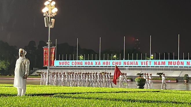 Lễ hạ cờ trong mưa trước ngày Quốc tang Tổng Bí thư Nguyễn Phú Trọng- Ảnh 3. Lễ hạ cờ trong mưa trước ngày Quốc tang Tổng Bí thư Nguyễn Phú Trọng- Ảnh 3.