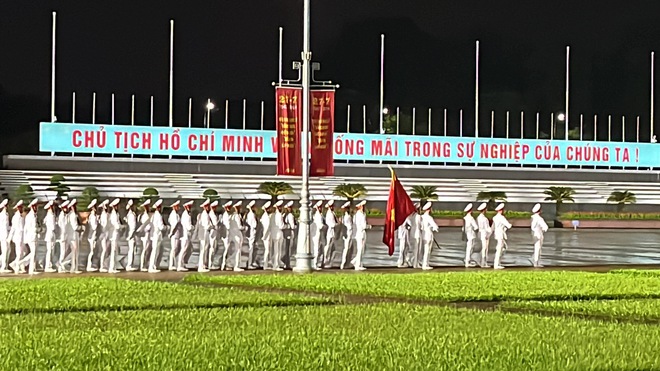 Lễ hạ cờ trong mưa trước ngày Quốc tang Tổng Bí thư Nguyễn Phú Trọng- Ảnh 4. Lễ hạ cờ trong mưa trước ngày Quốc tang Tổng Bí thư Nguyễn Phú Trọng- Ảnh 4.