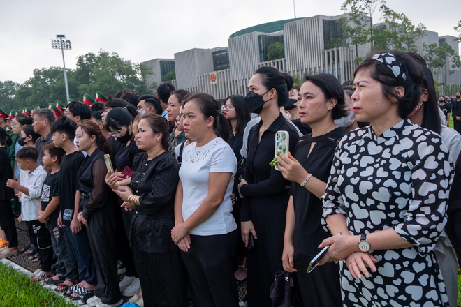 Người dân đứng trang nghiêm, xúc động chứng kiến Lễ thượng cờ rủ Quốc tang Tổng Bí thư Nguyễn Phú Trọng- Ảnh 10. Người dân đứng trang nghiêm, xúc động chứng kiến Lễ thượng cờ rủ Quốc tang Tổng Bí thư Nguyễn Phú Trọng- Ảnh 10.