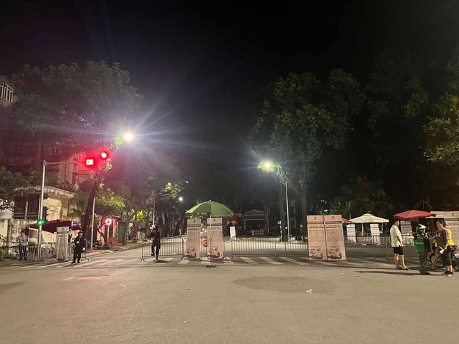 Nhiều người dân chờ thâu đêm trước cổng nhà tang lễ Quốc gia để được viếng Tổng Bí thư Nguyễn Phú Trọng vào sáng sớm- Ảnh 3. Nhiều người dân chờ thâu đêm trước cổng nhà tang lễ Quốc gia để được viếng Tổng Bí thư Nguyễn Phú Trọng vào sáng sớm- Ảnh 3.