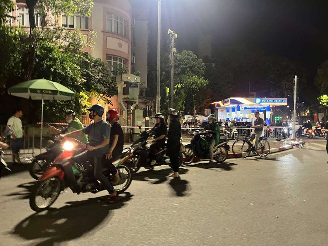 Nhiều người dân chờ thâu đêm trước cổng nhà tang lễ Quốc gia để được viếng Tổng Bí thư Nguyễn Phú Trọng vào sáng sớm- Ảnh 1. Nhiều người dân chờ thâu đêm trước cổng nhà tang lễ Quốc gia để được viếng Tổng Bí thư Nguyễn Phú Trọng vào sáng sớm- Ảnh 1.