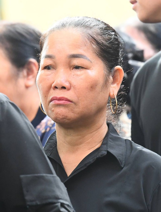 Người dân quê nhà Tổng Bí thư Nguyễn Phú Trọng rơi nước mắt suốt thời gian xếp hàng chờ viếng- Ảnh 15. Người dân quê nhà Tổng Bí thư Nguyễn Phú Trọng rơi nước mắt suốt thời gian xếp hàng chờ viếng- Ảnh 15.